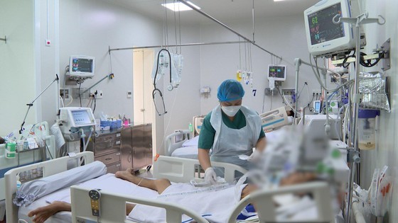 医生在照顾一名肉毒杆菌中毒患者。(图:成山)
