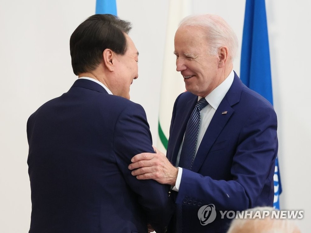 5月20日,七国集团(G7)峰会扩大会议在日本广岛格兰王子大酒店举行。图为韩国总统尹锡悦(左)和美国总统拜登握手致意。(图:韩联社)