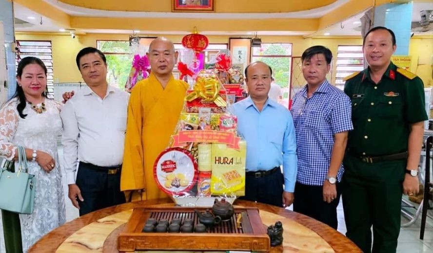 第八郡郡委常务副书记杜友智（右三）率团走访龙华寺。