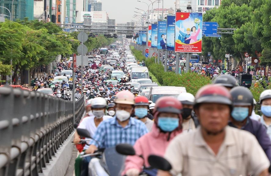 本市新平郡共和街车流量太大,经常导致交通拥堵,人车寸步难行。(图:VNN)