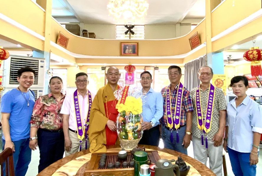 本报编委文忠孝(右四)向释慧功法师赠送礼物祝贺佛诞。