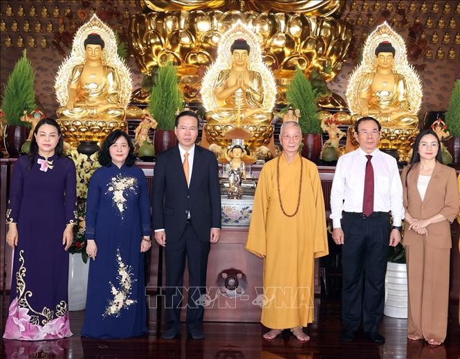 国家主席武文赏、市委书记阮文年送花祝贺越南佛教教会证明委员会法主释智广和尚、长老。