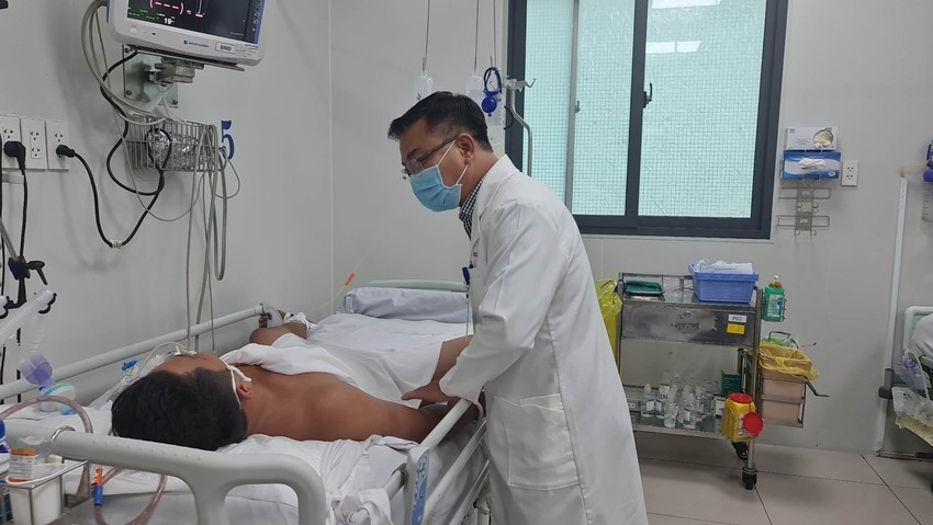 图为大水镬医院的一名医生正在为一名肉毒杆菌中毒患者查体。(图:PLO)
