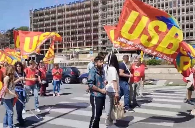 当地时间26日，在意大利罗马，大批罢工民众举行了示威游行活动。（图：视频截图）