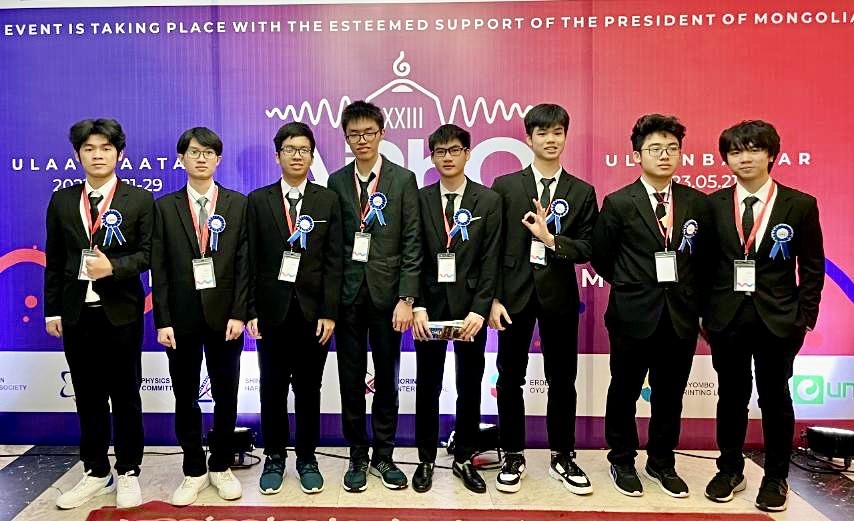 图为我国参加2023年第23届亚洲物理奥林匹克竞赛的 8 名学生团队。