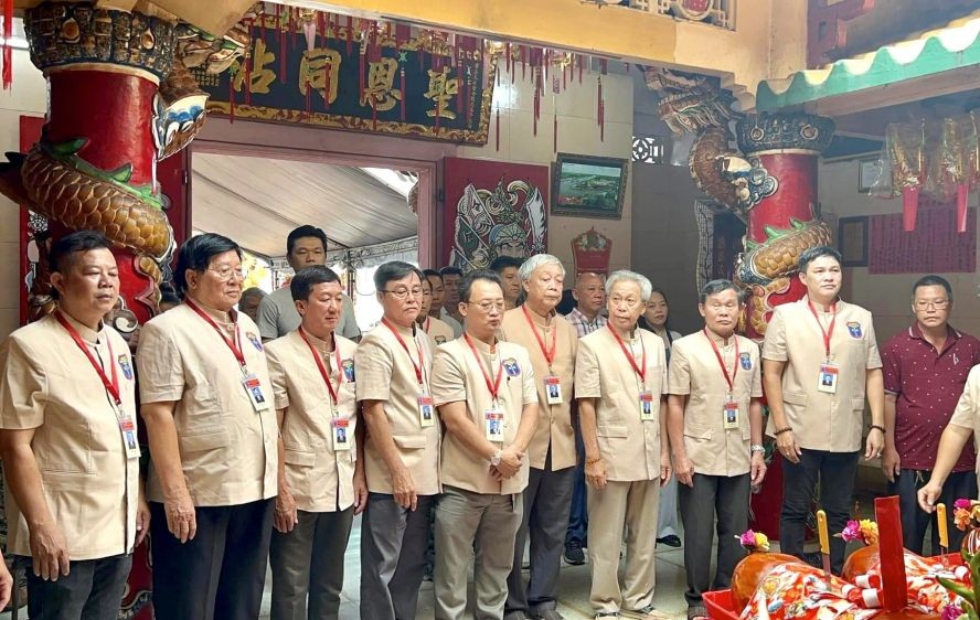 理监事们祭拜天后圣母仪式。