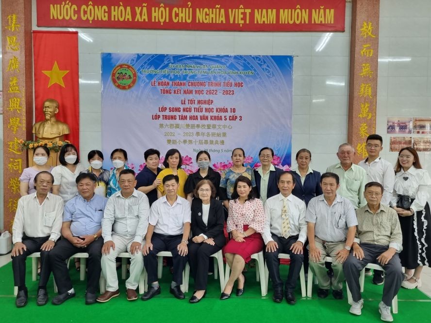 颍川学校董事会与老师们合照。