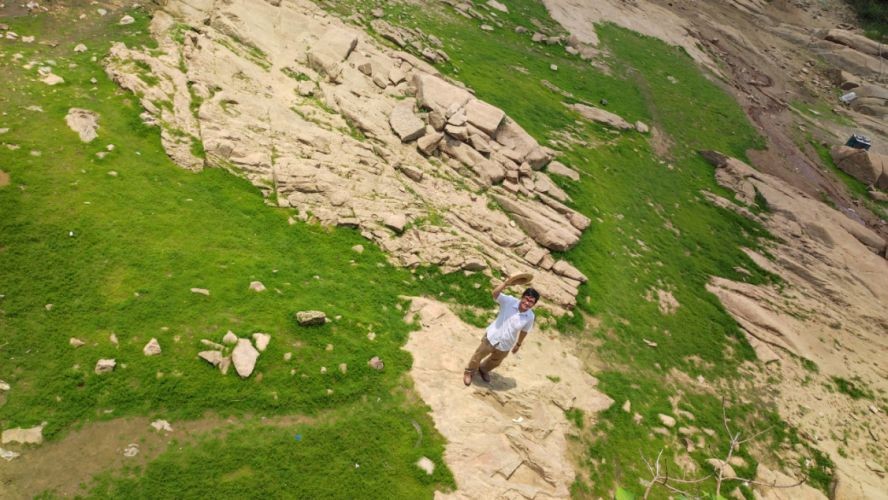 游客在旱季长满青苔的水帘湖打卡。 游客在旱季长满青苔的水帘湖打卡。