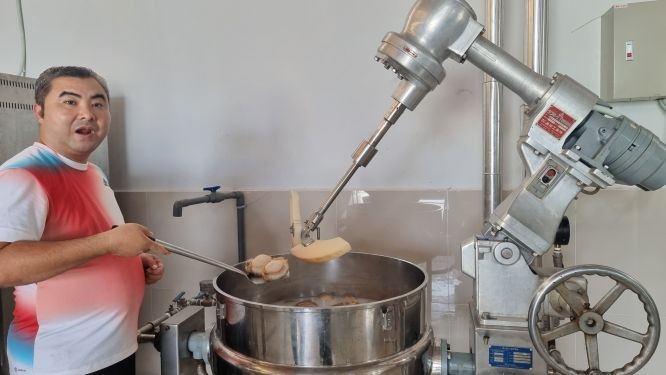 第六郡嘉富街福建菜馆引进先进设备生产肉粽。