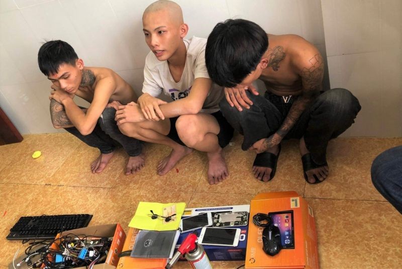 被抓获的3名盗贼及涉案物证。（图：警方提供）