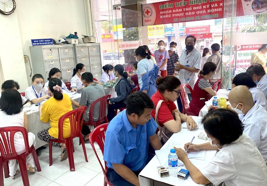 众多病人在诊病