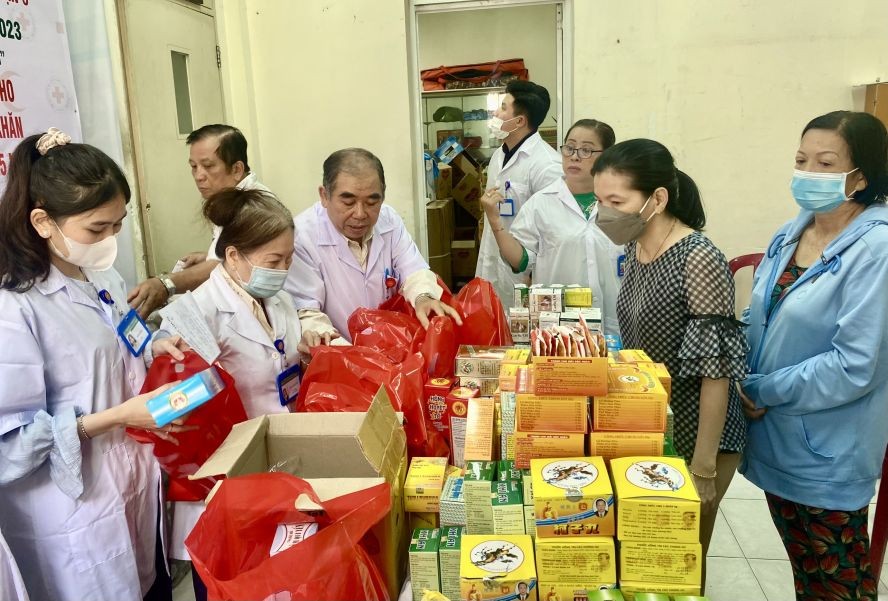 向病人发药品。