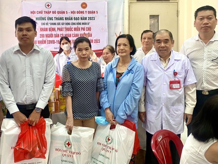 病人诊病后获赠送药品和礼物。