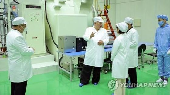 资料图片:据朝中社5月17日报道,朝鲜国务委员会委员长金正恩(左二)前一天对侦察卫星发射准备委员会的工作进行现场指导,并批准委员会今后的行动计划。 (图:韩联社/朝中社)
