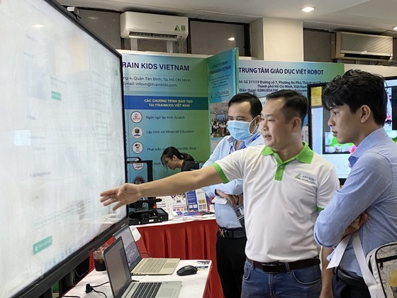 访客在参观了解Techmart展位的技术设备产品。