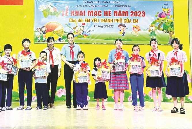 第五郡第十四坊人委会奖励清贫优秀生。