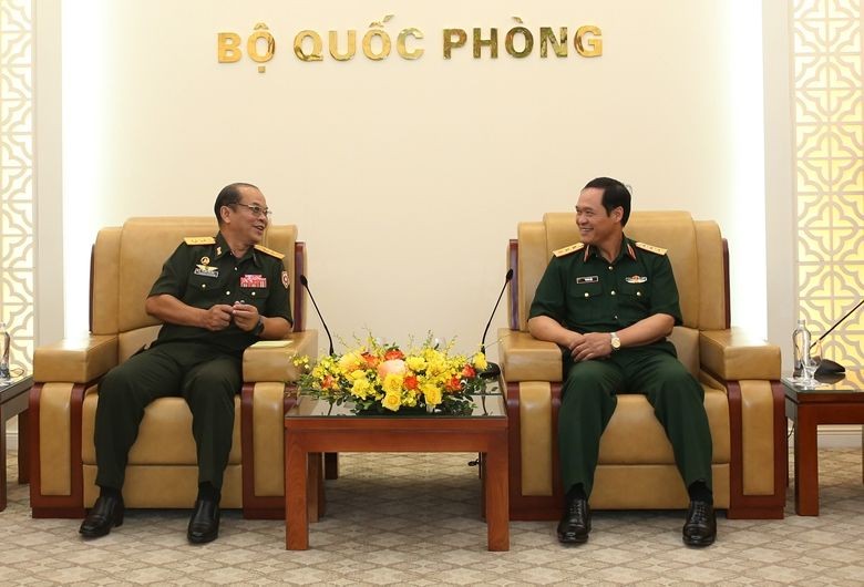 国防部副部长武海产上将(右)接见老挝人民军队后勤总局主任坎弗‧西沙旺(音)中将。(图:人民军队报)