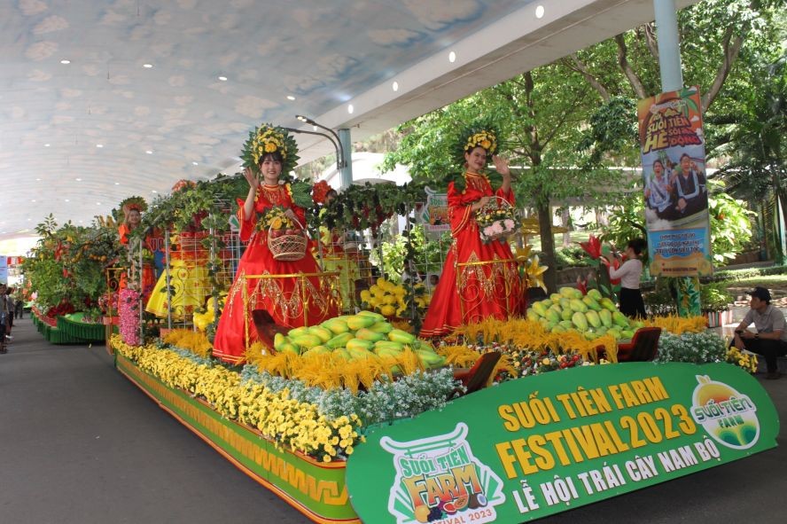 百果花车游行