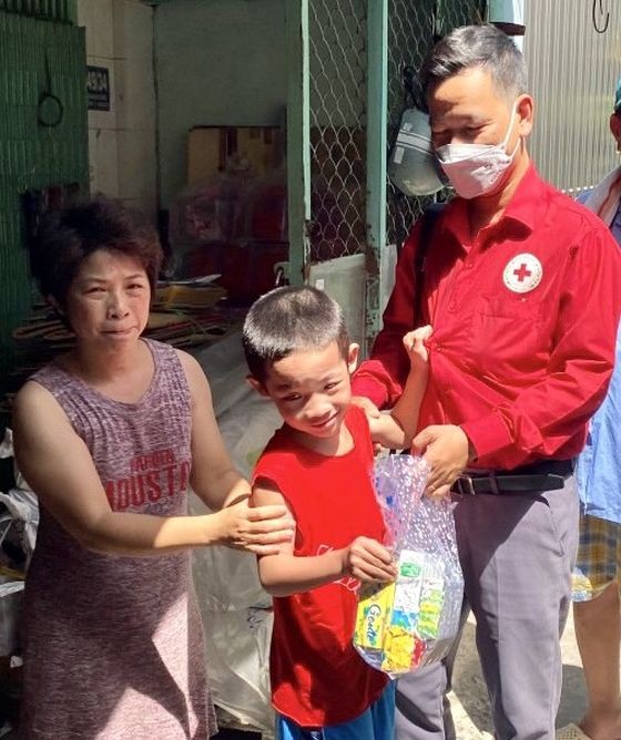 红十字会副主席张世强向残疾儿童赠送礼物。