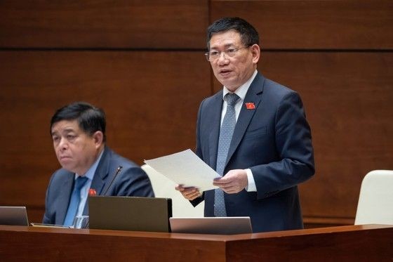 财政部长胡德福回答国会代表意见。(图:VGP)