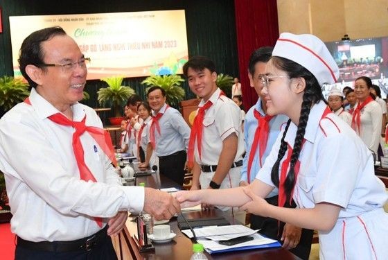 市委书记阮文年与少儿会晤。(图:越勇)