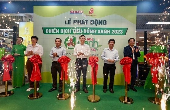 代表们进行剪彩仪式。(图:黄雄)