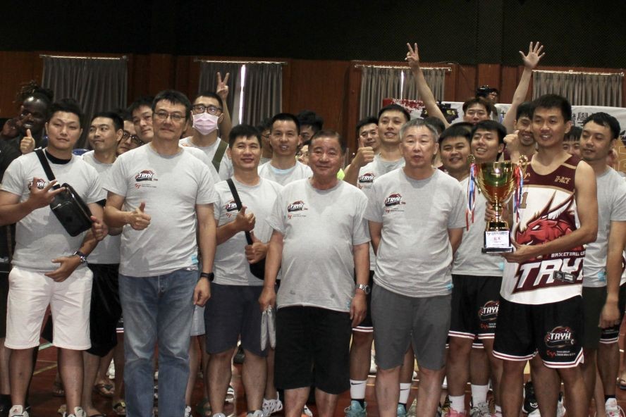 大亚越南公司领导与球员合照留念。