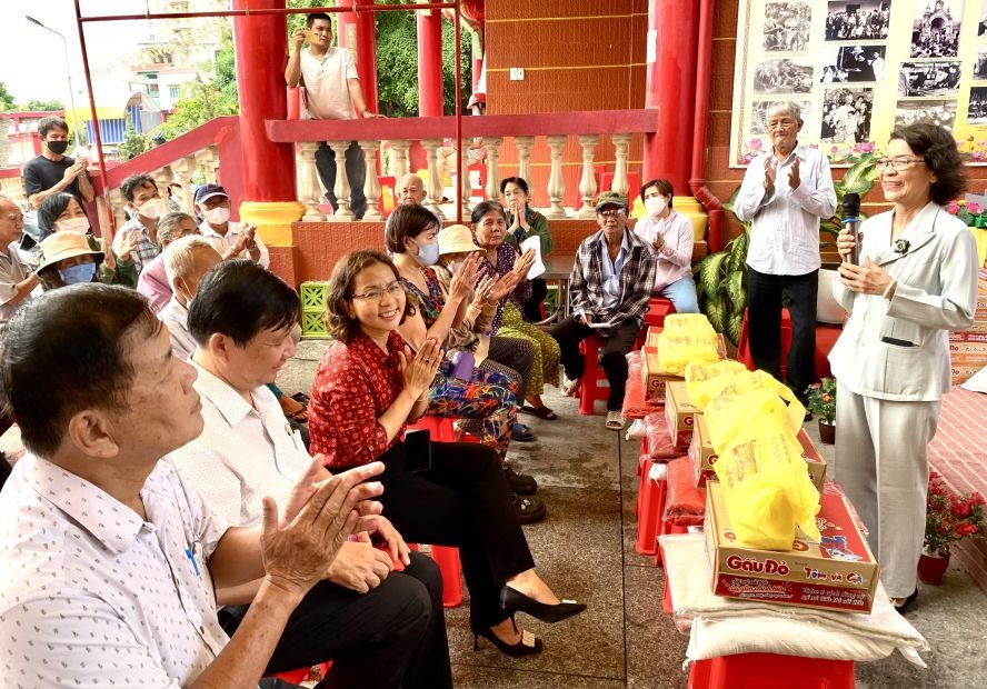 第十六坊高龄人会主席潘氏试致辞时感谢会馆给予关照贫困老人的协助。