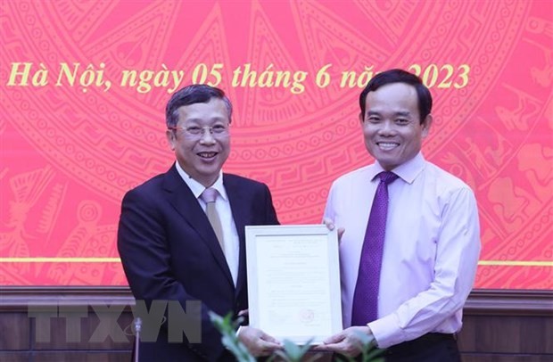 新任农业与农村发展部副部长黄忠（左）从政府副总理陈留光手中接过人事委任《决定》。（图：越通社）