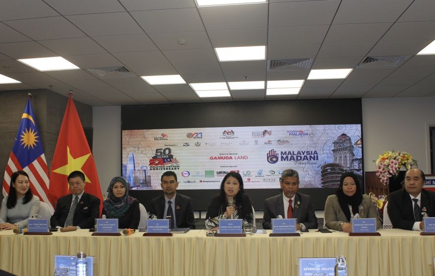 马来西亚驻本市总领事王嘉倩(音)（左五）向与会者介绍即将举办的“马来西亚文化周”。