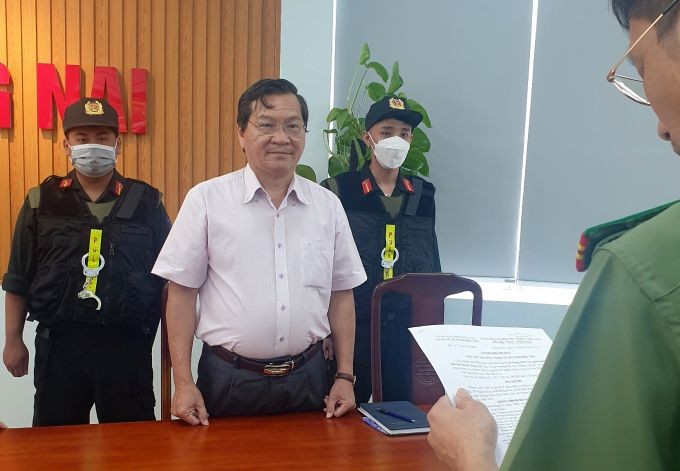 执法警员向嫌犯陈明雄(白衣)宣读扣押令。(图:警方提供)