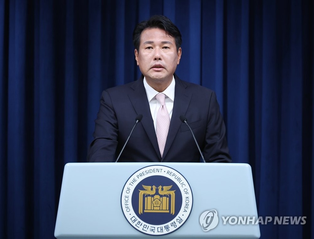 6月7日下午,在首尔市龙山区总统府,国家安保室第一次长金泰孝开记者会发布尹锡悦政府的国家安全战略文件。(图:韩联社)