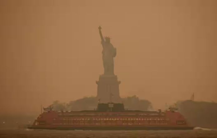自由女神像笼罩在烟雾中。（图：互联网）