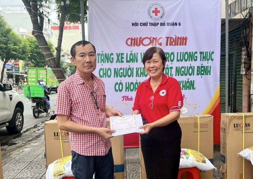 红十字会主席黎氏宝庄（右）向热心人士陈弟颁发感谢状。