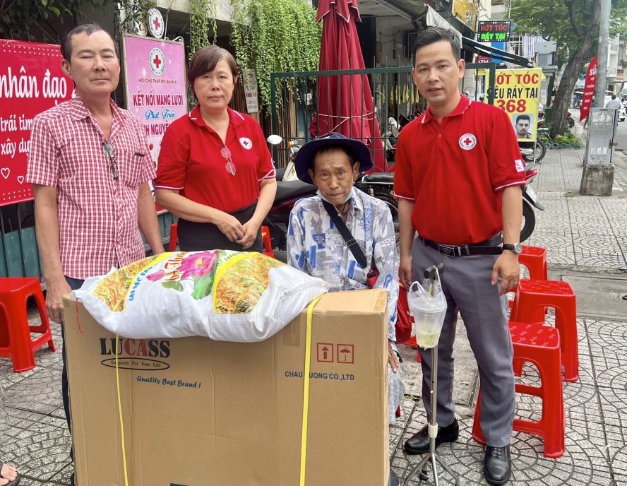 残疾人士获赠送轮椅与大米。