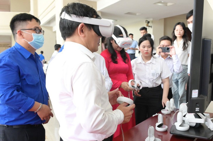 参观和体验在市国立大学扩大胡志明文化空间的实境展室。