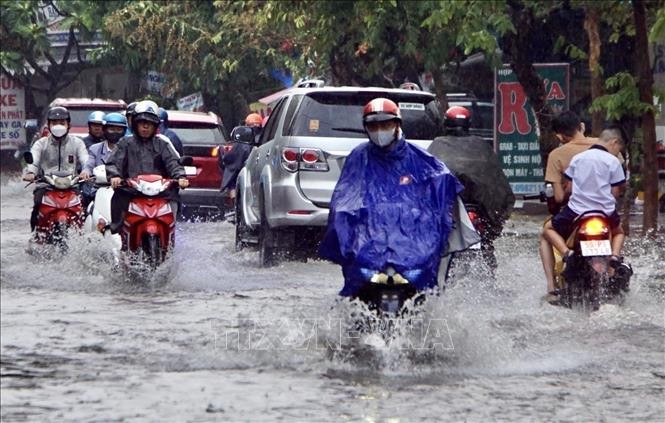 市民出门应注意下午及晚上的大雨会使若干路线被水淹,通行困难。(示意图:越通社)