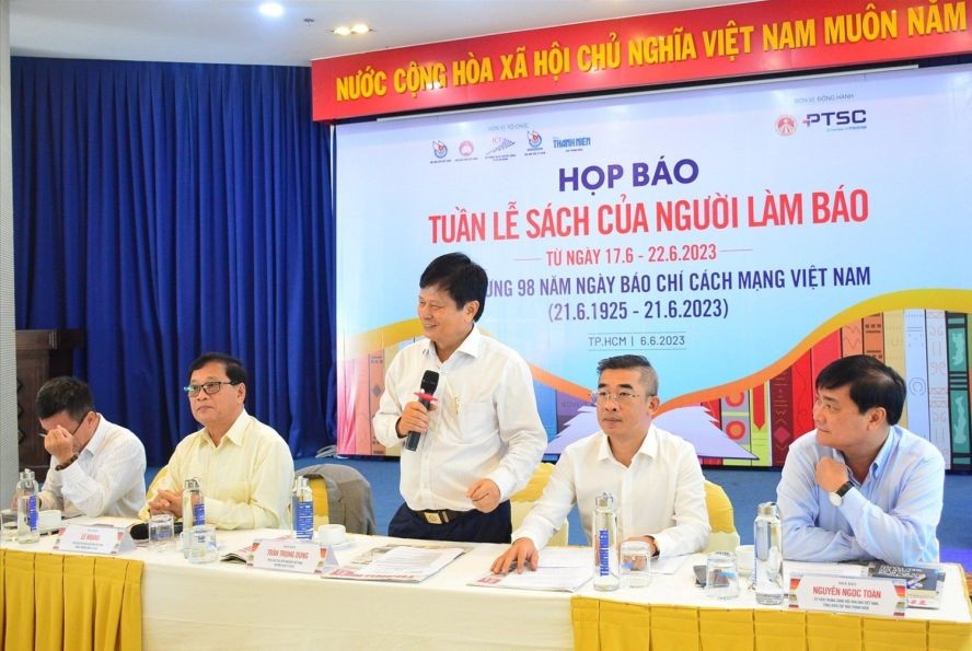 越南新闻工作者协会副主席陈仲勇在新闻发布会上答记者问并公布新闻工作者书籍周。(图:辉范)