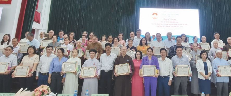 表彰积极学习与效法胡志明思想、道德与作风模范。