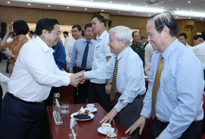 政府总理范明政与各位新闻工作者交谈。