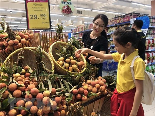 市民在超市选购荔枝。(图:越通社)