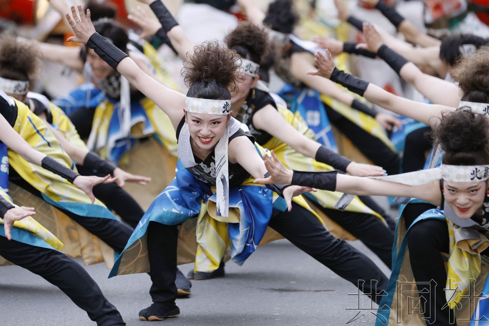 图为在札幌“YOSAKOI索朗节”表演的舞者。（图：共同社）