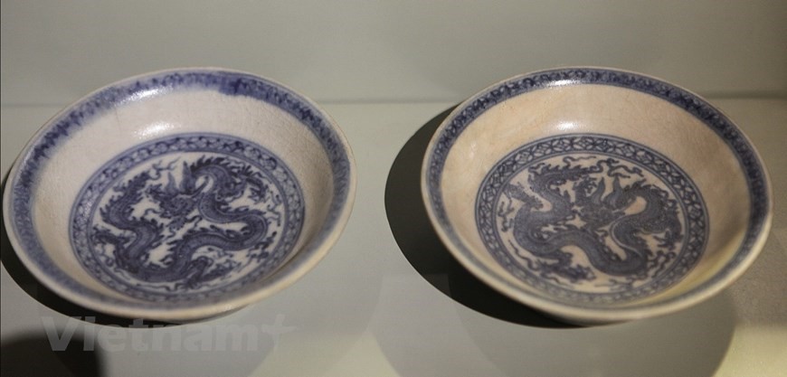 宝物七件套包括两碗五盘，其中五盘分为两组。第一组包括4个形状相似的盘子。此类盘敞口，深腹，弧壁，圈足。盘心绘龙纹，外绘二龙。（图：Vietnam+）