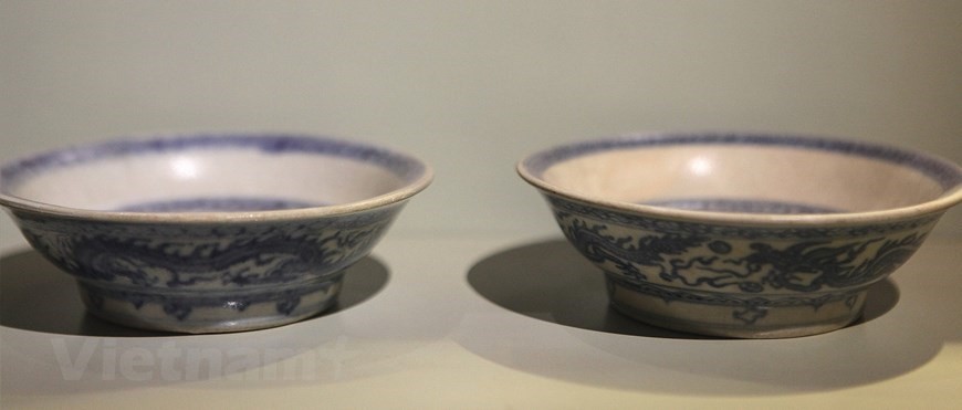 蓝花陶瓷上的图案用毛笔绘制，然后涂上珐琅釉以确保光洁度。（图：Vietnam+）