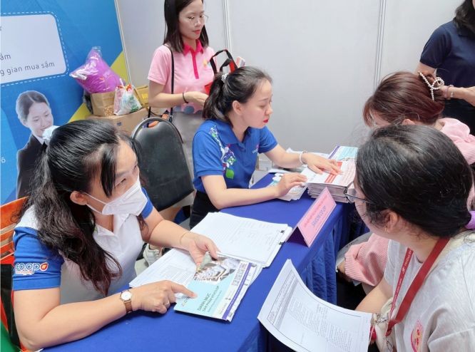 某一招聘会现场接受求职者前来应聘。