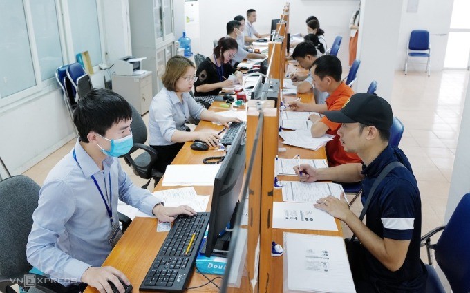 失业者在社保机关办理失业补助金领取手续。(图:VNE)