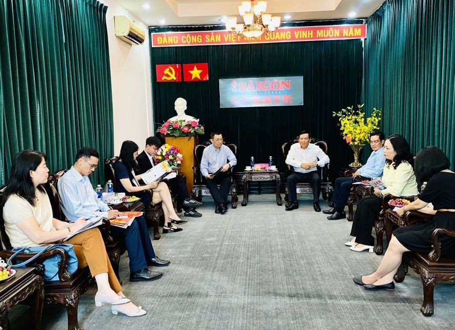 交谈上温馨的场面。