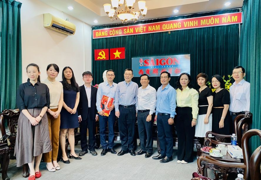 本报领导与新华社代表团合照。