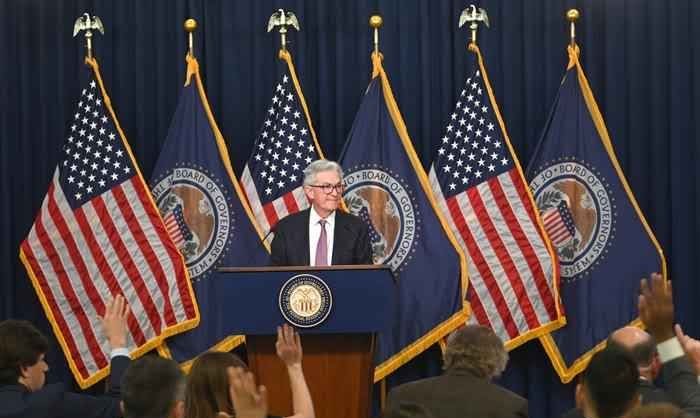 美联储主席鲍威尔在华盛顿出席记者会。（图：互联网）