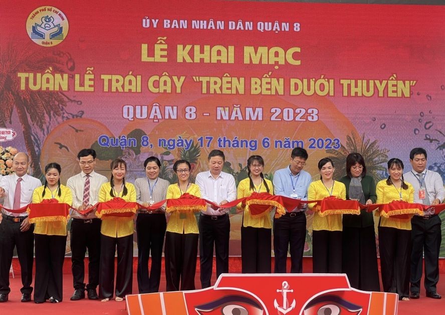 市人委会副主席杨英德(中)与诸位领导参加剪彩仪式。